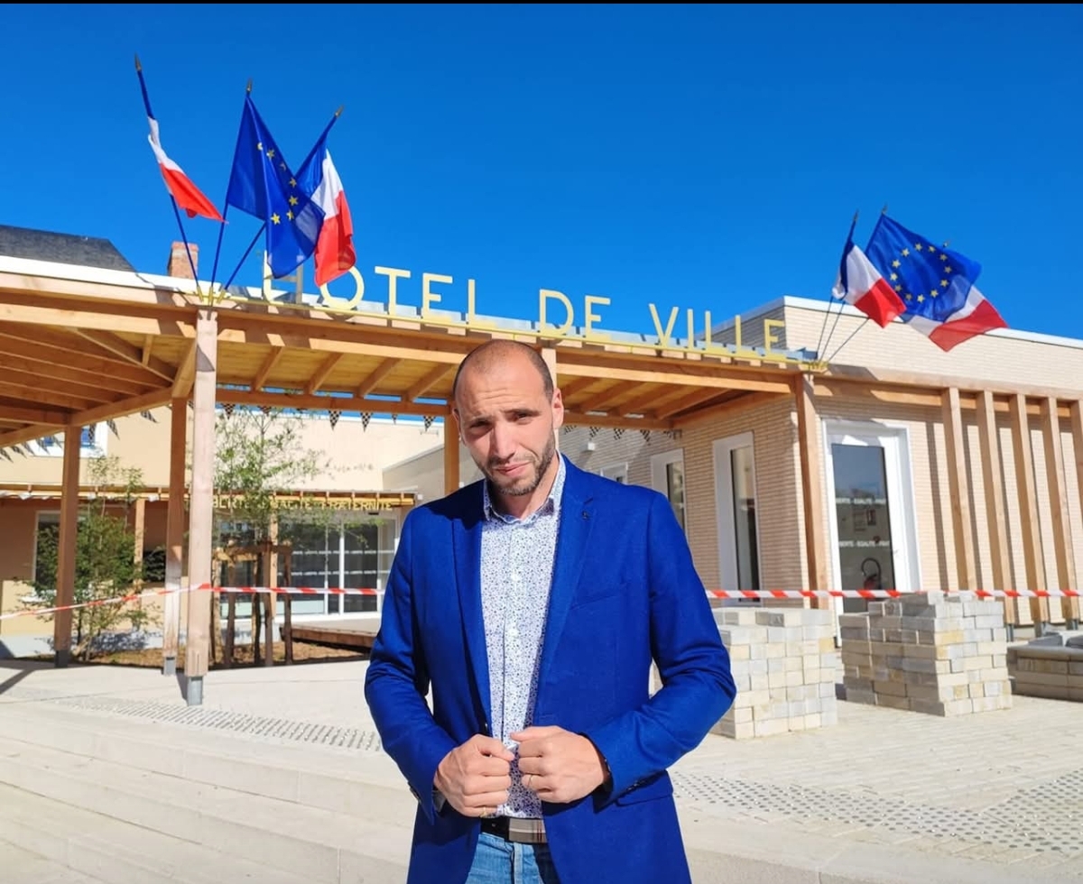Julien Gadrault devant un bâtiment public de Neuville-sur-Sarthe